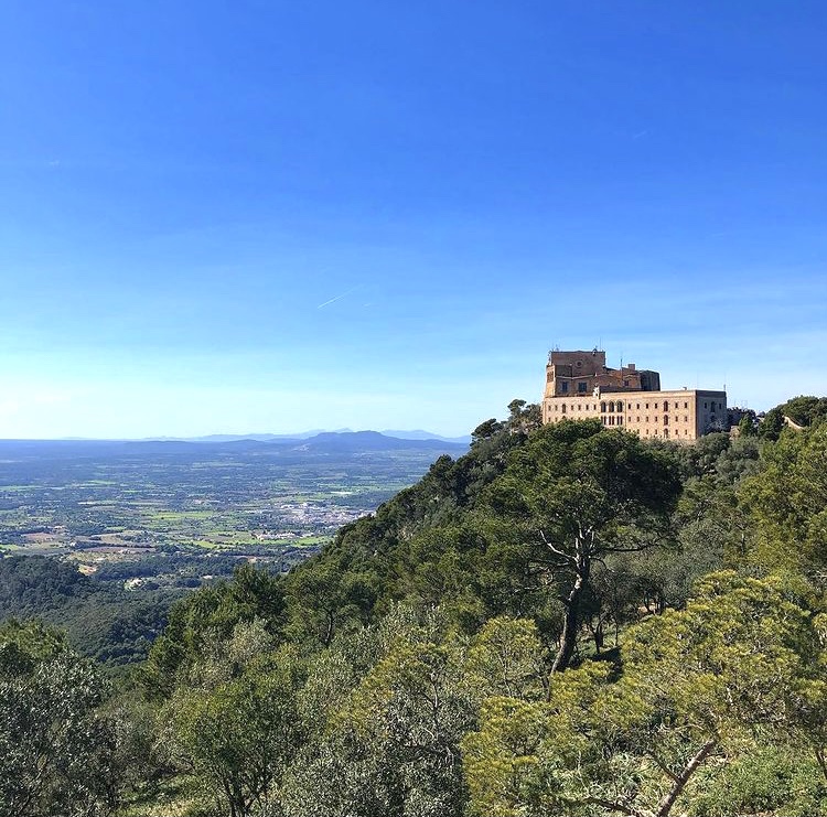 Santuari De Sant Salvador Kloster Mit Tollem Aussichtspunkt Auf Mallorca santuari-de-sant-salvador-kloster-mit-tollem-aussichtspunkt-auf-mallorca